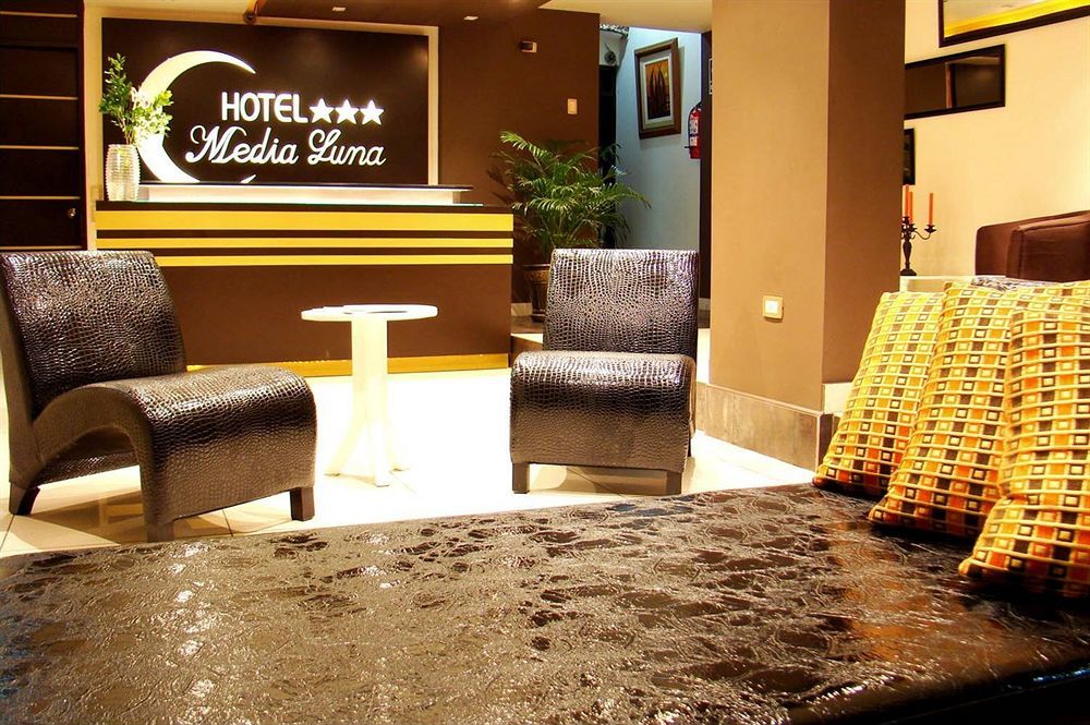 Hostal Media Luna Trujillo Exterior foto